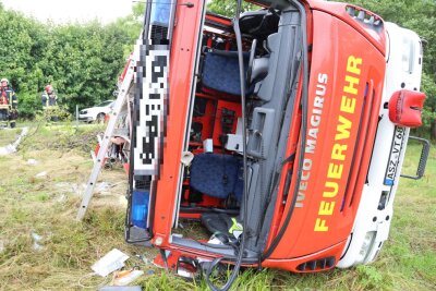 Nach Unfall mit Feuerwehr im Erzgebirge: Sechs Menschen schwer verletzt - Bei einem Verkehrsunfall mit einem beteiligten Feuerwehrauto kam es zu mehreren verletzten Personen. Foto: Niko Mutschmann