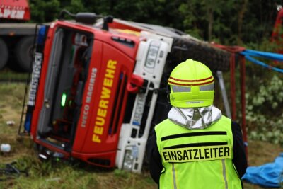 Nach Unfall mit Feuerwehr im Erzgebirge: Sechs Menschen schwer verletzt - Das Feuerwehrfahrzeug wird geborgen. Foto: Niko Mutschmann