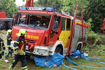 Nach Unfall mit Feuerwehr im Erzgebirge: Sechs Menschen schwer verletzt - Das Feuerwehrfahrzeug wird geborgen. Foto: Niko Mutschmann