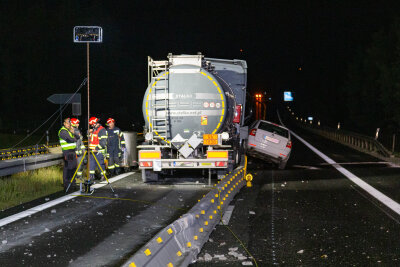 Nach Unfall mit Gefahrgut-LKW: A72 wohl auch am Freitag nochmals gesperrt - LKW mit Schwefelsäure beladen überfährt Betonleitplanke