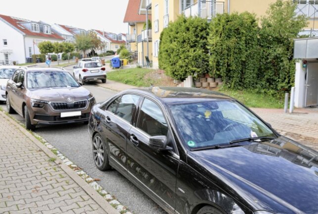 Nach Unwetter: Anwohnerfrust nach Strafzettelattacke in Burkhardtsdorf - Anwohner retteten ihre Autos vor dem Wasser. Foto: Daniel Unger