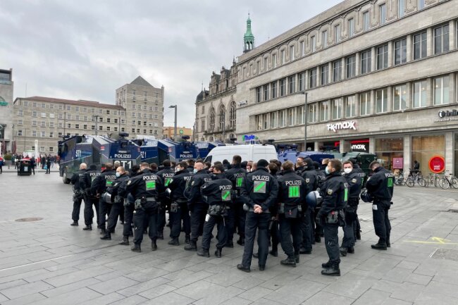 Nach Verbot der Demo in Leipzig: Illegale Versammlung in Halle - In Halle versammeln sich trotz Verbot einige Menschen zu einer illegalen Demonstration. Foto: Daniel Unger