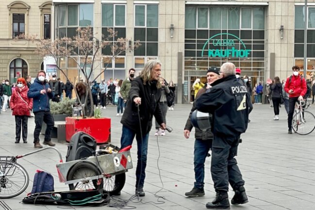 Nach Verbot der Demo in Leipzig: Illegale Versammlung in Halle - Dem Redner wird das Mikro weggenommen. Foto: Daniel Unger