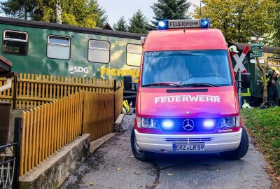Nach Verkehrsunfall mit Fichtelbergbahn: Fahrer hatte Alkohol im Blut - VW Bus kollidiert mit Fichtelbergbahn. Foto: Niko Mutschmann