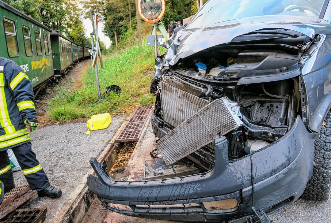 Nach Verkehrsunfall mit Fichtelbergbahn: Fahrer hatte Alkohol im Blut - VW Bus kollidiert mit Fichtelbergbahn. Foto: Niko Mutschmann