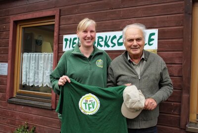 Klaus Eulenberger ist auch mit 79 Jahren noch im Amerika-Tierpark von Limbach-Oberfrohna aktiv und unterstützt Leiterin Claudia Terwort. Foto: A.Büchner