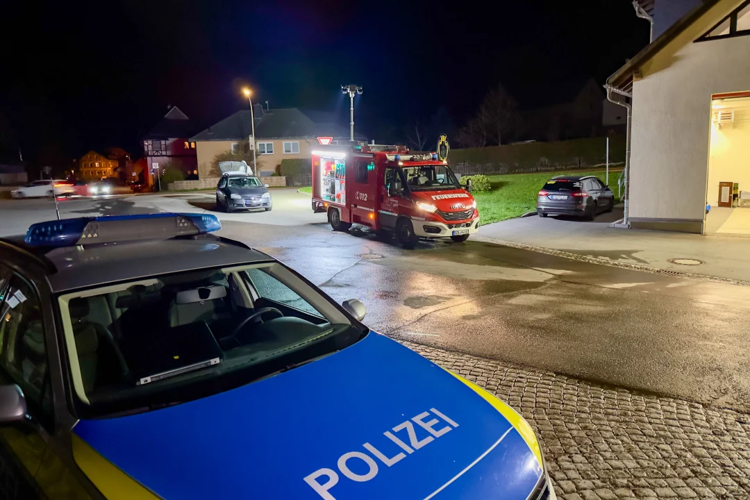 Nach versuchtem Tötungsdelikt in Markersbach: 50-Jähriger in Justizvollzugsanstalt gebracht - Schwerverletzter Mann vor Feuerwehrwache: Feuerwehrleute leisten Erste Hilfe.