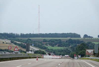 Nach Verzögerung: Funkmast in Wilsdruff ist gefallen - Für die geplante Sprengung musste die angrenzende A4 gesperrt werden. Doch die Sprengung des Mastes ist vorerst gescheitert. Foto: Roland Halkasch