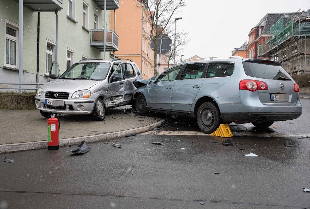 Der Fahrer des PKW Suzuki wurde am Freitagnachmittag bei einem Unfall schwerverletzt. Foto: Marcel Schlenkrich