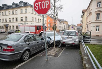 Nach Vorfahrtscrash in Freiberg: 64-Jähriger schwer verletzt - Der Fahrer des PKW Suzuki wurde am Freitagnachmittag bei einem Unfall schwerverletzt. Foto: Marcel Schlenkrich