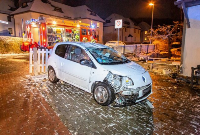 Nach Wintercrash in Jahnsdorf: Hoher Sachschaden und verletzter Fahrer - Schnee und Glätte - Ein PKW überschlägt sich in Jahnsdorf. Foto: Andre März