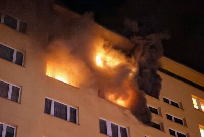 Nach Wohnhausbrand in Chemnitz: Verdacht der Brandstiftung erhärtet sich - Eine Wohnung im 4. OG in der Mühlenstraße stand in Vollbrand. Foto: Jan Haertel