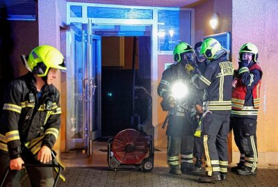 Nach Wohnhausbrand in Chemnitz: Verdacht der Brandstiftung erhärtet sich - Eine Wohnung im 4. OG in der Mühlenstraße stand in Vollbrand. Foto: Jan Haertel
