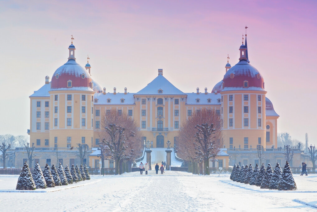 Nachfrage ungebrochen: "Drei Haselnüsse für Aschenbrödel"-Ausstellung öffnet zum 50. Filmjubiläum mit Specials - Vom 15. bis 17. Dezember gibt es einen Weihnachtsmarkt am Schloss Moritzburg. 