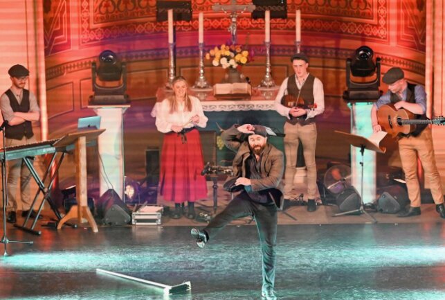 Nacht der erleuchteten Kirche in Eibenstock - Die Nacht der erleuchteten Kirche in Eibenstock mit Celtic Rhythms of Ireland hat rund 700 Besucher begeistert. Foto: Ramona Schwabe