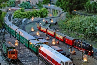 Nachtfahrt im Werdauer Stadt- und Dampfmaschinenmuseum - Im Werdauer Museum drehen Züge der Gartenbahn am Samstag auch beleuchtet ihre Runden. Foto: Michel