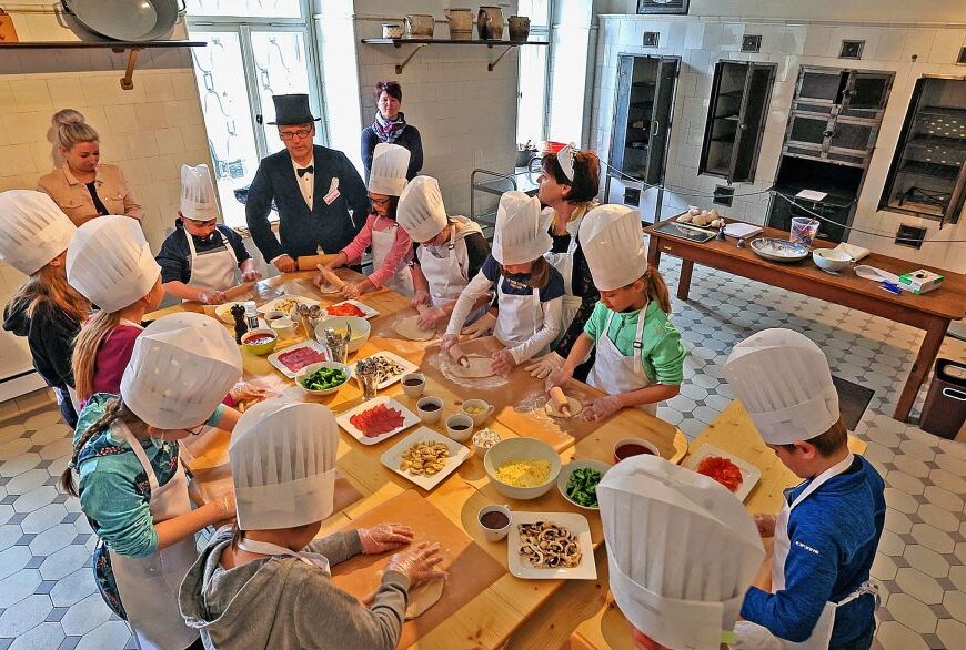 In der Schlossküche probierten sich die Kinder an "Fürstenbrot". Foto: Andreas Kretschel