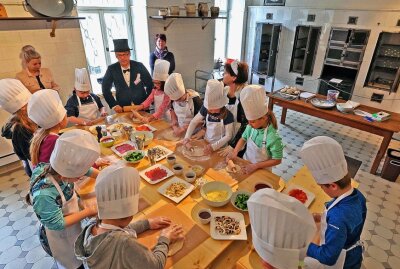 Nachwuchsköche probierten sich in Waldenburger Schlossküche aus - In der Schlossküche probierten sich die Kinder an "Fürstenbrot". Foto: Andreas Kretschel