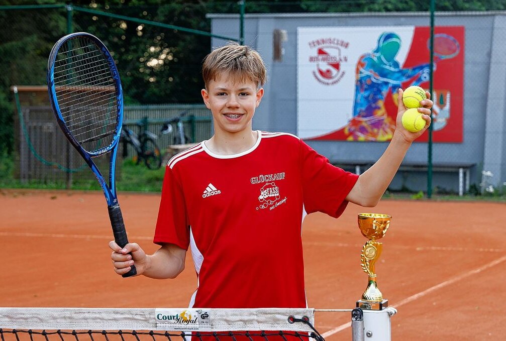 Nachwuchsspieler aus Hohenstein-Ernstthal trumpft auf - Diego Molnar trumpft als Nachwuchs-Tennisspieler groß auf. Foto: Markus Pfeifer