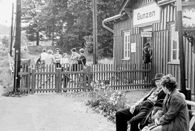 Nächster Fahrtag vom "Ferkeltaxi" am 10. Oktober ist gesichert! - Eine historische Aufnahme vom Bahnhof in Gunzen. Foto: privat