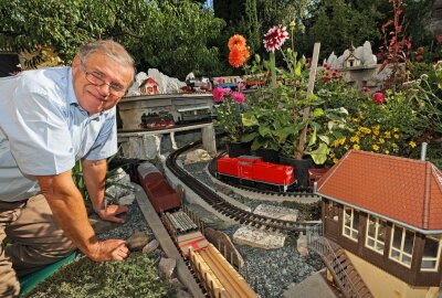 Nächster Haltepunkt Dahliengarten - Frank Hofmann bereitet in seinem Grundstück alles für die große Dahlien-Schau vor. Die Weichen für die Gartenbahn sind schon gestellt.Foto: Thomas Voigt