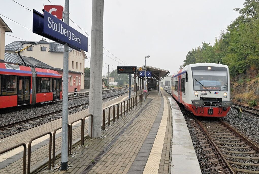 Nächster Schritt im Chemnitzer Modell: Stadt Stollberg wird angebunden - Ausgehend vom Bahnhof Stollberg verläuft der Neubauabschnitt zunächst südlich entlang des alten Bahndamms. Foto: Ralf Wendland