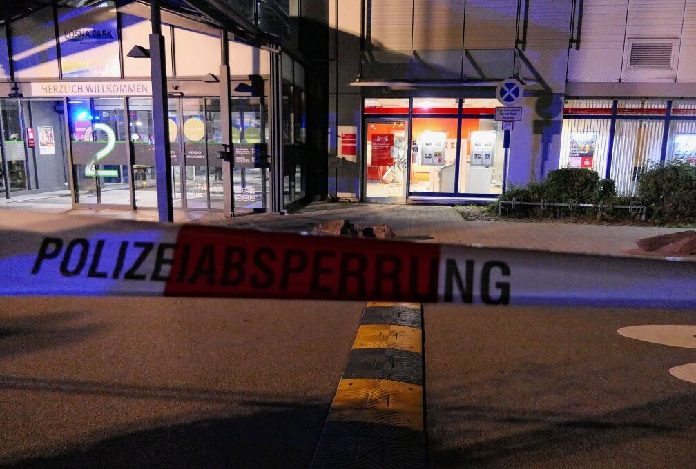 In Großpösna wurde in der vergangenen Nacht ein Geldautomat gesprengt. Foto: Sören Müller 