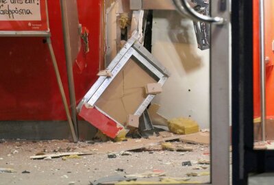 Nächtliche Sprengung von Geldautomat - In Großpösna wurde in der vergangenen Nacht ein Geldautomat gesprengt. Foto: Sören Müller 