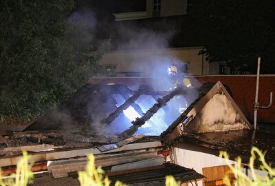 Nächtlicher Brand in Dresden: Gartenlaube steht in Flammen - Um an verborgene Glutnester zu gelangen, mussten Teile der Dacheindeckung sowie Wände eingerissen werden. Foto: Roland Halkasch