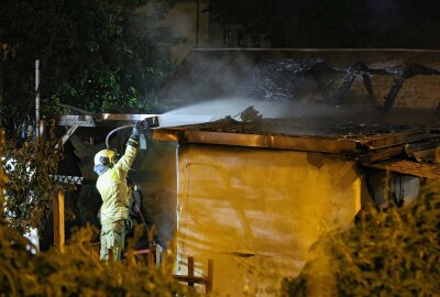 Nächtlicher Brand in Dresden: Gartenlaube steht in Flammen - Um den Löscherfolg zu kontrollieren, setzten die Einsatzkräfte Wärmebildkameras ein. Foto: Roland Halkasch