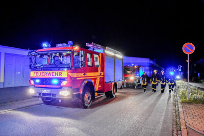 Nächtlicher Brand in Niederwürschnitzer Firma - Gestern Abend kam es durch eine Verstopfung in einer Absauganlage zu einem Feuer in einem Betrieb. 