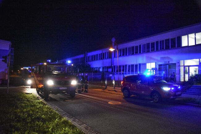Nächtlicher Brand in Niederwürschnitzer Firma - Gestern Abend kam es durch eine Verstopfung in einer Absauganlage zu einem Feuer in einem Betrieb. 