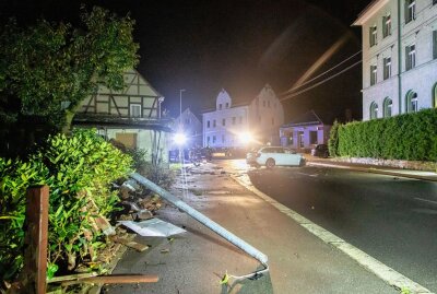 Nächtlicher Unfall in Neukirchen: PKW prallt gegen Hauswand - In Neukirchen kam es in der vergangenen Nacht zu einem Unfall. Foto: André März