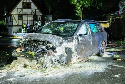 Nächtlicher Unfall in Neukirchen: PKW prallt gegen Hauswand - In Neukirchen kam es in der vergangenen Nacht zu einem Unfall. Foto: André März