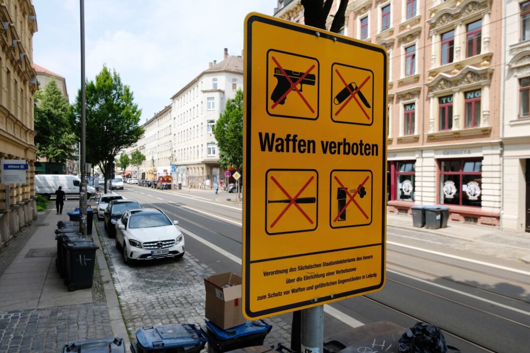 Nagel: Waffenverbotszone in Leipzig ist Symbolpolitik - Ein Schild ist der Aufschrift “Waffen verboten“ an der Eisenbahnstraße.