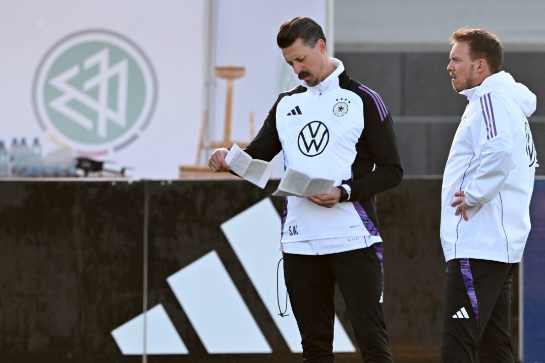 Nagelsmann: Auch Sané muss sich in DFB-Elf "eingliedern" - Julian Nagelsmann (r) plant für die EM fest mit Leroy Sané.