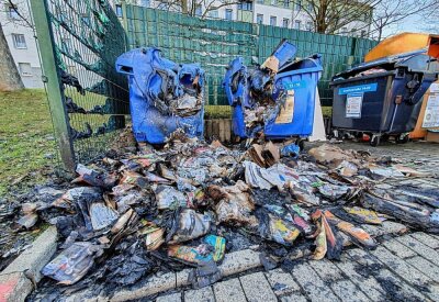 Nahezu 100 Müllcontainer-Brände: Treibt ein Serien-Brandstifter in Chemnitz sein Unwesen? - Müllcontainer auf Neefestraße in Brand gesetzt. Foto: Harry Härtel
