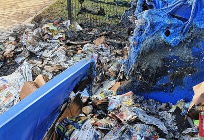 Nahezu 100 Müllcontainer-Brände: Treibt ein Serien-Brandstifter in Chemnitz sein Unwesen? - Müllcontainer auf Neefestraße in Brand gesetzt. Foto: Harry Härtel