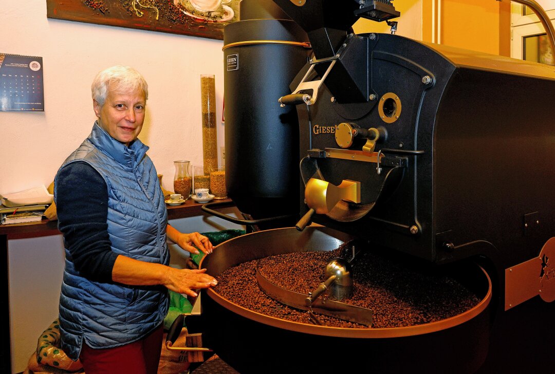 Namensstreit um Kaffee aus Wüstenbrand endet - Steffi Kujawski an ihrer Kaffee-Röstmaschine. Foto: Markus Pfeifer