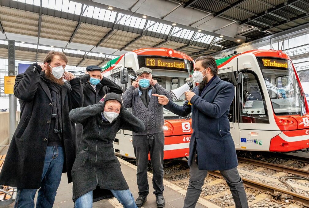 Nanu? City-Bahn unterhält Fahrgäste mit lustigen Durchsagen zur Maskenpflicht - Die Chemnitzer Kabarettisten haben der City-Bahn ihre Stimme geliehen. Foto: VMS/ Brumm