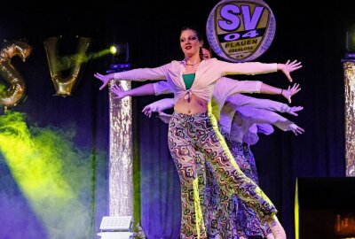 Narren vom SV 04 Oberlosa feiern feuchtfröhliche Sause - Die junge Tanzgarde vom SV 04 zauberte eine mitreißende Show auf die Bühne. Foto: Thomas Voigt