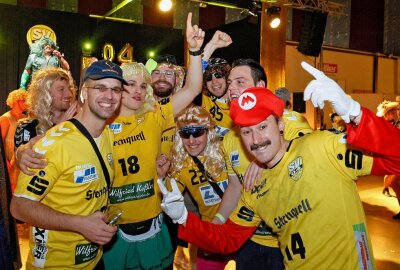 Narren vom SV 04 Oberlosa feiern feuchtfröhliche Sause - Nach ihrem haushohen Sieg im Oberligaspiel gegen Aschersleben feierten die Handballer des SV 04 in der Biller-Halle weiter. Foto: Thomas Voigt