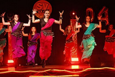 Narren vom SV 04 Oberlosa feiern feuchtfröhliche Sause - Die Tanzmädels vom SV 04 verzauberten das Publikum mit einer orientalischen Tanzeinlage. Foto: Thomas Voigt