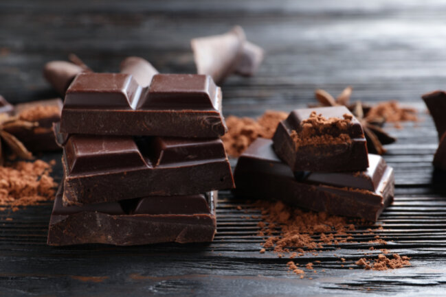 1. Zartbitterschokolade: Die kakaoreiche Schokolade besitzt zwar viele Kalorien, wirkt jedoch, aufgrund der enthaltenen Bitterstoffe, als natürlicher Appetithemmer. Außerdem ent6hält Zartbitterschokolade viele Ballaststoffe und Antioxidantien, die sich sowohl positiv auf die Darmtätigkeit, den Stress und die Entspannung auswirken. Das Theobromin im Kakao sorgt dafür, dass man sich kurzzeitig besser und glücklicher fühlt. Zudem soll sich der regelmäßige Genuss von Zartbitterschokolade positiv auf das Herz-Kreislauf-System auswirken. Wichtig ist, dass die Schokolade mindestens 70 Prozent Kakao enthält. Zudem ist hochwertige Schokolade aufgrund der Inhaltsstoffe besser als die günstige. 