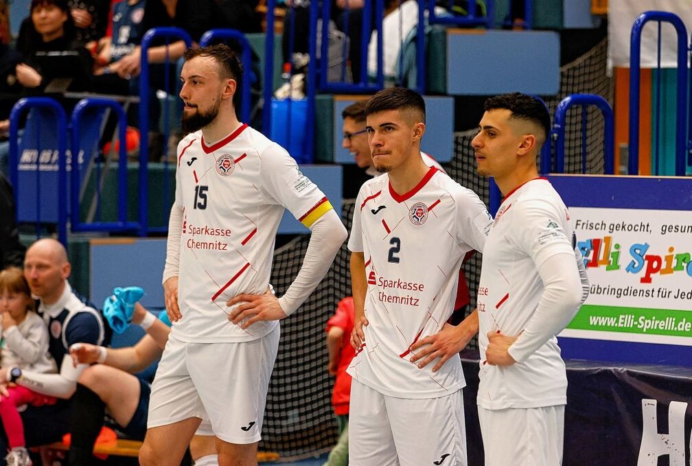 Nationalspieler von HOT 05 Futsal überzeugen - Christopher Wittig, Luis Drees und Gabriel Oliveira (v.l.). Foto: Markus Pfeifer