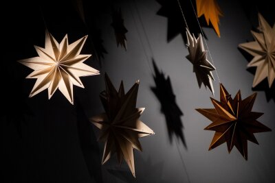 Naturnahe Adventsdeko: Der Trend zum Papieranhänger - Weihnachtssterne aus Holz von Lovi Wooden Creations.