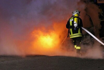 Naunhof: Jede Hilfe eilte zu spät für den brennenden PKW - Die Feuerwehr löschte ein in Brand geratenen PKW in der Bauchaer Stra0e. Foto: Sören Müller