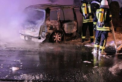 Naunhof: Jede Hilfe eilte zu spät für den brennenden PKW - Die Feuerwehr löschte ein in Brand geratenen PKW in der Bauchaer Stra0e. Foto: Sören Müller