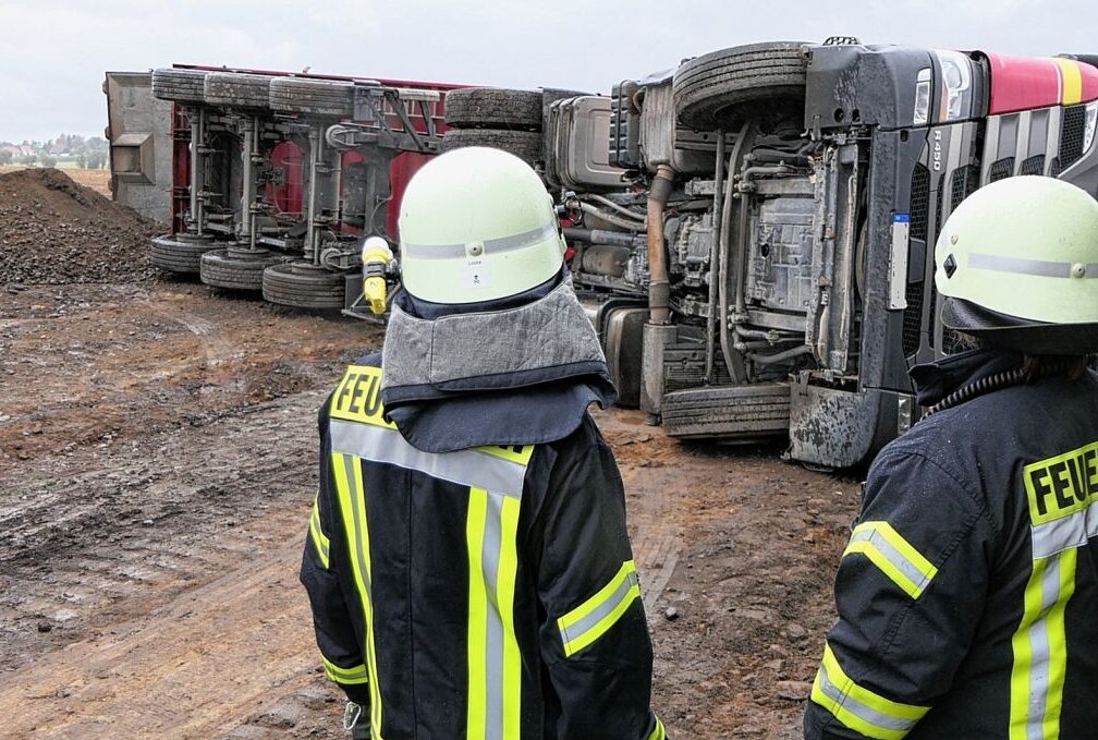 Auf einer Straßenbaustelle im Naunhofer Ortsteil Fuchshain kam es Dienstagvormittag zu einem schweren Unfall. Foto: Sören Müller