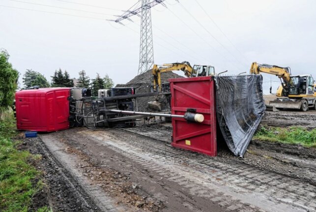 Naunhof: Sattelzug kippt auf Baustelle um - Auf einer Straßenbaustelle im Naunhofer Ortsteil Fuchshain kam es Dienstagvormittag zu einem schweren Unfall. Foto: Sören Müller